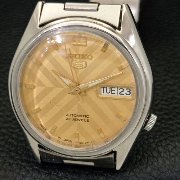 Vintage 1975 Seiko Automatic Mens Silver Watch W/daydate & Gold accents - Picture 3 of 10